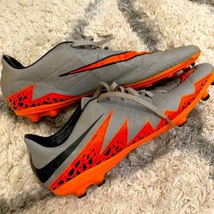- Hyper venom Nike Grey/Orange Men Soccer Size 10